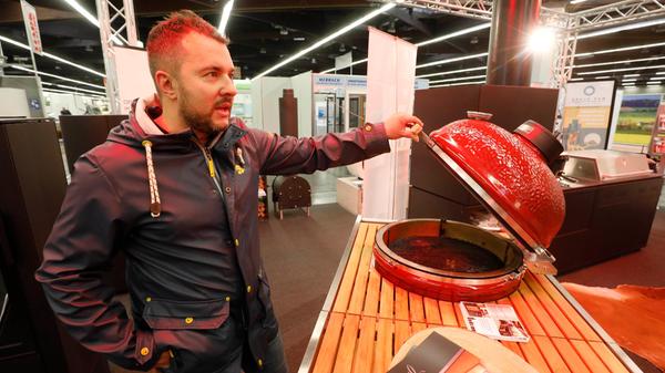 Daniel Stadler von der gleichnamigen "Ofenlounge" stellt individuelle Öfen her. Hier steht der Chef an einem Keramikgrill, der eigens für die wetterfesten Außenküchen der Firma gefertigt wird. Diese stehen im Garten, sind aus Aluminium oder Edelstahl, und werden auf die persönlichen Bedürfnisse des Kochs zugeschnitten.