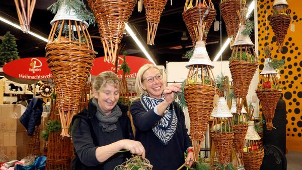 Selbst Hand anlegen und etwas ausprobieren dürfen Interessierte in der Weihnachtswerkstatt. Floristmeisterin Beatrix Schaffranka holt sich täglich Unterstützung von einer Spezialistin oder einem Spezialisten für etwas ausgefallenere Kreationen. Zum Start zeigt Floristmeisterin Andrea Karmann aus Wertingen, was sich alles aus Weidenrouten und Weidengeflecht formen lässt.