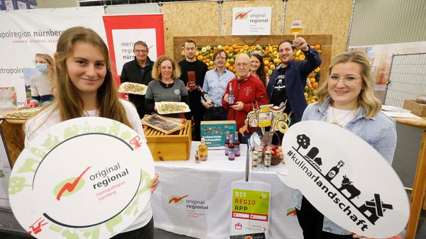 Die "Original Regional"-Halle gilt als Schaufenster der Metropolregion und auch der Consumenta. Die Vielfalt können sich die Besucher hier buchstäblich auf der Zunge zergehen lassen. "Noch vor gut 20 Jahren hatten viele abgewunken, als sie gefragt und gebeten wurden, eine Regionaltheke einzurichten. Das hat sich zum Glück geändert", sagt der Rother Landrat Herbert Eckstein als einer der Verfechter der ersten Stunde des Regionalgedankens.