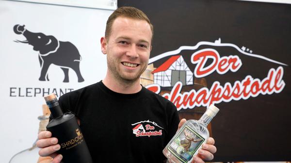 Interessenten und Freunde des Kult-Getränks dürfte der Gin-Markt in einem abgegrenzten Bereich in Halle 1 anlocken, Zutritt erhalten hier nur Erwachsene. Er erstreckt sich mit 15 Ausstellern aus ganz Deutschland nur über Samstag und Sonntag, 30./ 31. Oktober. Selbstverständlich sind auch hier regionale Anbieter prominent vertreten, so etwa der „Schnapsstodl“ aus Kirchehrenbach.