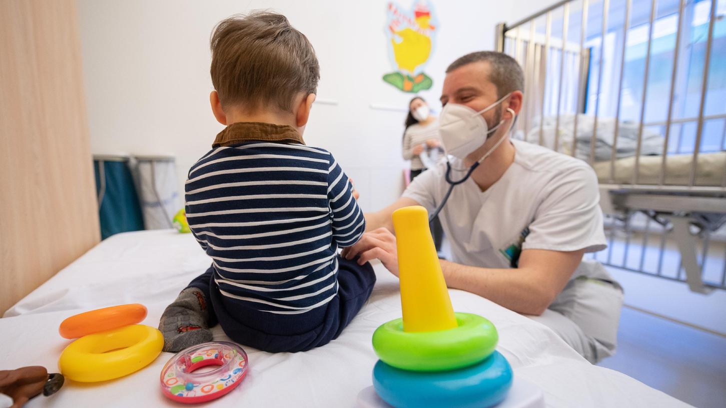Tausende Kinder erkranken Jahr für Jahr an Krebs. Dabei ist die Behandlung weniger kostenintensiv als bei Erwachsenen - trotzdem fehlt es an Geld, bemängelt ein Experte.
Tausende Kinder erkranken Jahr für Jahr an Krebs. Dabei ist die Behandlung weniger kostenintensiv als bei Erwachsenen - trotzdem fehlt es an Geld, bemängelt ein Experte.