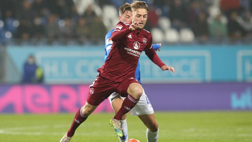 Der für Tempelmann eingewechselte Lukas Schleimer täuscht einen Pass auf den breit stehenden Möller Daehli an, spielt den Ball aber eng am Gegenspieler vorbei zu Nürnberger. Von rechts zieht der Linksfuß schließlich nach innen und dort von der Strafraumgrenze ab. Wieder ist Schuhen zur Stelle und pariert.