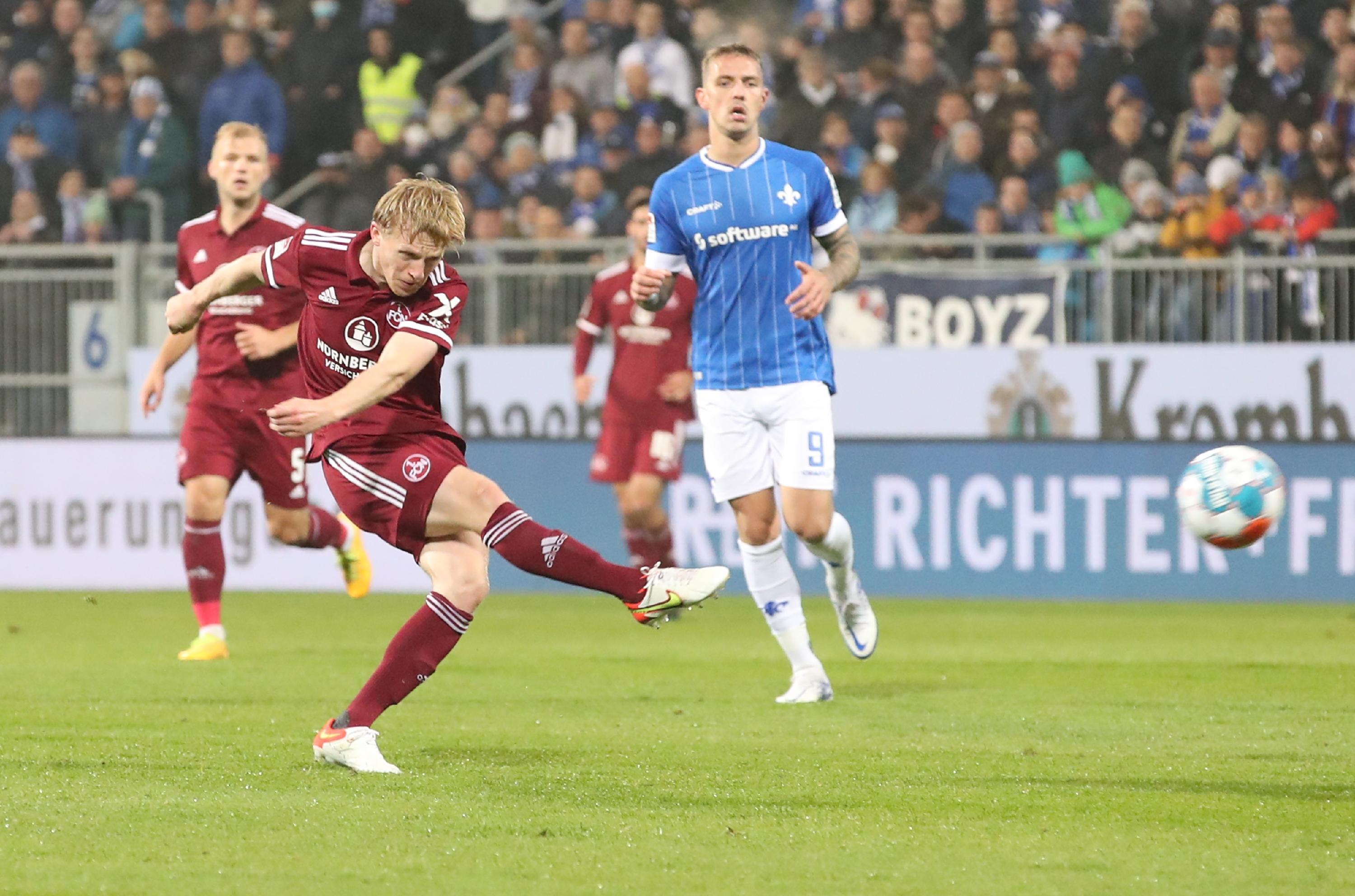 Man hätte dem Norweger einen entspannten Abend auf der Couch gewünscht. War aber nicht möglich, weil Möller Daehli zu wichtig ist für den 1. FC Nürnberg. So rannte und rannte Möller Daehli auch am Böllenfalltor – nur diesmal ohne wirklich Einfluss nehmen zu könne auf das Spiel seiner Mannschaft. Trotzdem Note 3,5.