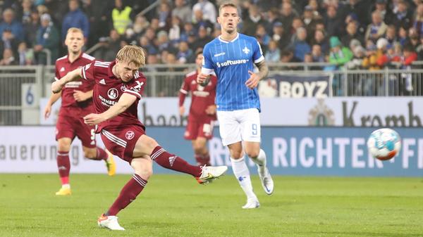 Man hätte dem Norweger einen entspannten Abend auf der Couch gewünscht. War aber nicht möglich, weil Möller Daehli zu wichtig ist für den 1. FC Nürnberg. So rannte und rannte Möller Daehli auch am Böllenfalltor – nur diesmal ohne wirklich Einfluss nehmen zu könne auf das Spiel seiner Mannschaft. Trotzdem Note 3,5.