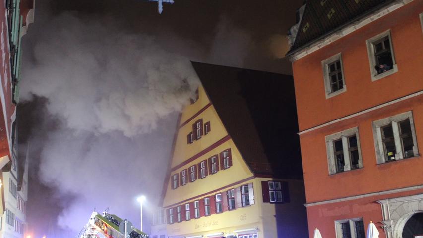 Gegen 18.30 Uhr am Freitagabend brach in der Segringerstraße in Dinkelsbühl ein Brand aus.