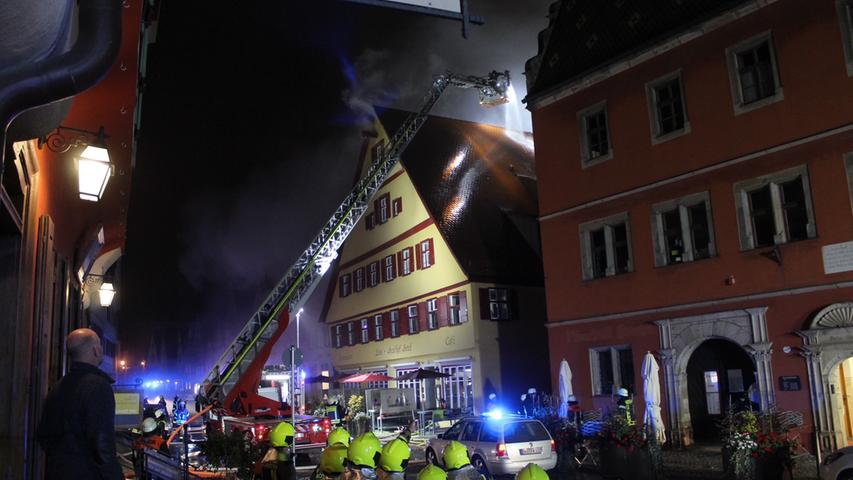 Zahlreiche Feuerwehren aus umliegenden Orten waren im Einsatz: Unter anderem aus Dinkelsbühl, Mönchsroth, Dürrwangen und Haslach.