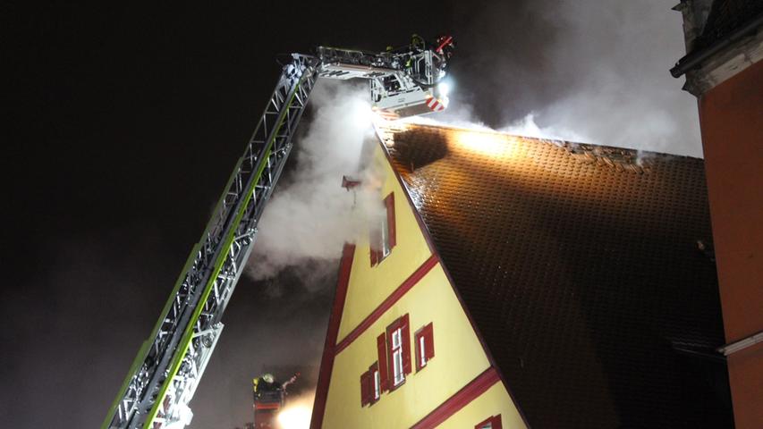 Der Dachstuhl eines Hotels stand in Flammen.
