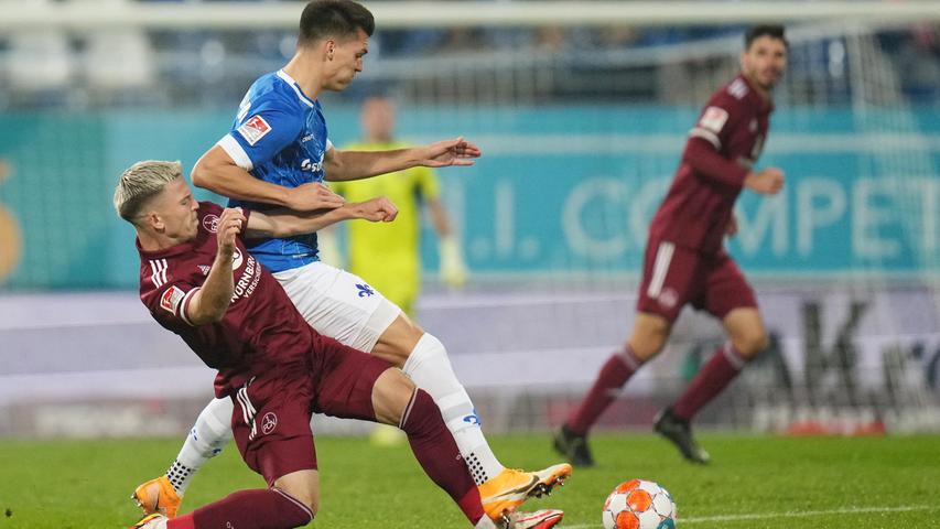 Nach dem Glanzauftritt gegen Heidenheim und dem sehr überzeugenden Auftritt gegen den Hamburger SV merkte man Lino Tempelmann am Freitagabend in Darmstadt an, dass auch seine Kraft endlich ist. Ein sehr unauffälliger Auftritt.
