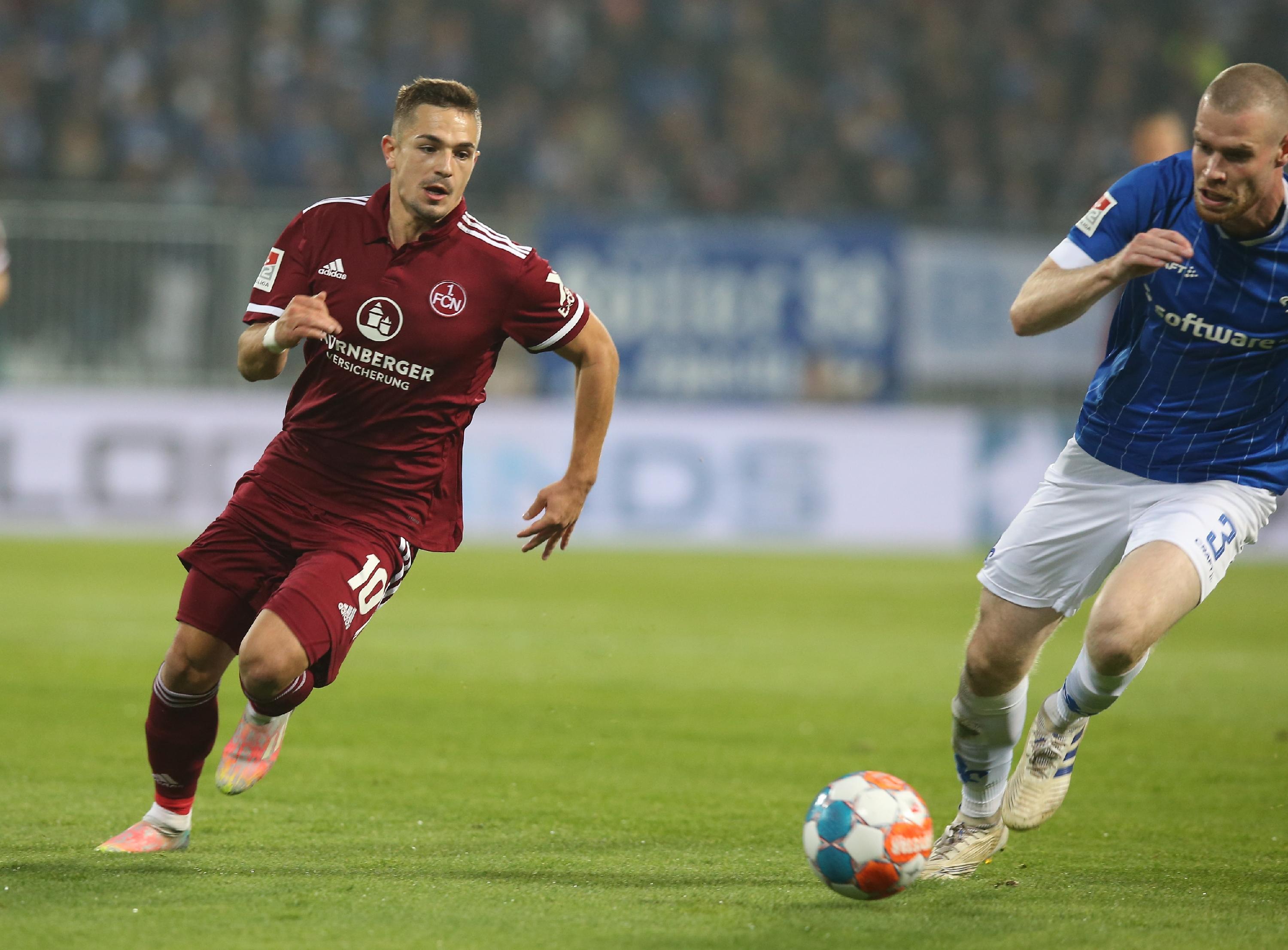 Bewies seine großartige Technik, als er nach fünf Minuten einen Ball mit Leichtigkeit aus der Luft pflückte. Sah dann nach einem harten Einsteigen Gelb und musste zur Pause raus. Hätte nach 43 Minuten das 1:1 machen müssen.