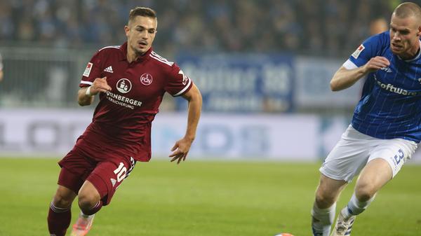 Bewies seine großartige Technik, als er nach fünf Minuten einen Ball mit Leichtigkeit aus der Luft pflückte. Sah dann nach einem harten Einsteigen Gelb und musste zur Pause raus. Hätte nach 43 Minuten das 1:1 machen müssen.