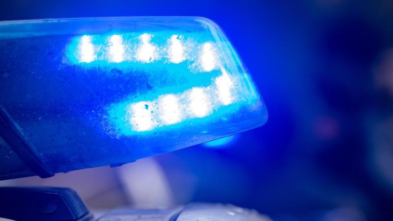 Die Polizei sucht einen Unbekannten, der in Erlangen-Tennenlohe 