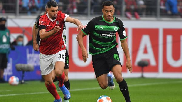 Anschlusstreffer für Fürth! Nach Flanke von Branimir Hrgota bleibt Jamie Leweling kaltschnäuzig und trifft zum 1:2 aus Kleeblatt-Sicht (74.).