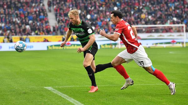 Hatte in den ersten 38 Minuten kaum Zugriff aufs Spiel, verlor in der 39. das entscheidende Kopfballduell gegen Höfler, der deshalb zum 2:0 einköpfen konnte und wurde von seinem Trainer in der 42. Minute ausgewechselt. Oder: erlöst.