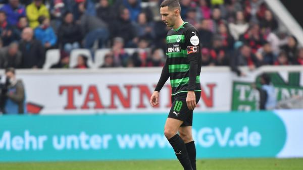 Bereitete das 1:2 mit einer schönen Hereingabe vor und war auf seiner linken Seite immer wieder aktiv. Als Kapitän aber quasi unsichtbar. Schafft es nicht, einer verunsicherten Mannschaft Halt oder Auftrieb zu geben - weil er selbst verunsichert ist.