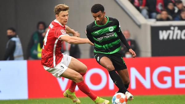 Wie schon in Leipzig in der Vorwoche startet das Kleeblatt engagiert, noch hat es aber zu keiner gefährlichen Aktion gereicht. Trotz der Corona-Ausfälle in der Mannschaft von Stefan Leitl wirkt das Team in dieser Spielphase konkurrenzfähig. Mal sehen, was gegen die Streich-Elf möglich ist.