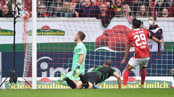 Ein unglücklicheres Bundesliga-Debüt im Fürth-Trikot kann man sich kaum vorstellen. Simon Asta, seines Zeichens Verteidiger, steuert den ersten Treffer der Partie bei. Nach Flanke vom Freiburger Lucas Höhler verwandelt der freistehende Fürther Abwehrspieler per Flugkopfball sehenswert in den eigenen Kasten. Schön anzusehen, nur leider aus Kleeblatt-Sicht äußerst unglücklich gelaufen für den Debütanten und die Leitl-Elf, die nun mit 0:1 im Breisgau zurück liegt.