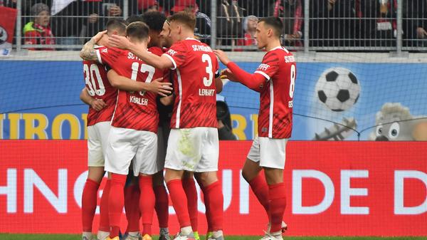 Nächster Schockmoment fürs Kleeblatt: Nach Grifo-Ecke versenkt Nicolas Höfler die Kugel zum Freiburger 2:0 im Fürther Kasten. Marius Funk war zwar noch dran, kann den nächsten Rückschlag aber auch nicht mehr verhindern.