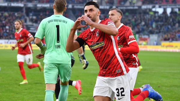 Lange hält die Freude aber nicht an, nachdem Schiedsrichter Felix Brych nach einem Foul auf den Elfmeterpunkt zeigt. Vincenzo Grifo verwandelt den Strafstoß (79.) für Freiburg zum 3:1 und stellt wieder auf zwei Tore Unterschied.