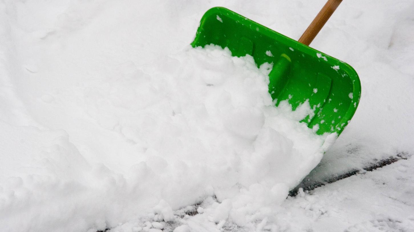 Symbolfoto Schneeschippen.