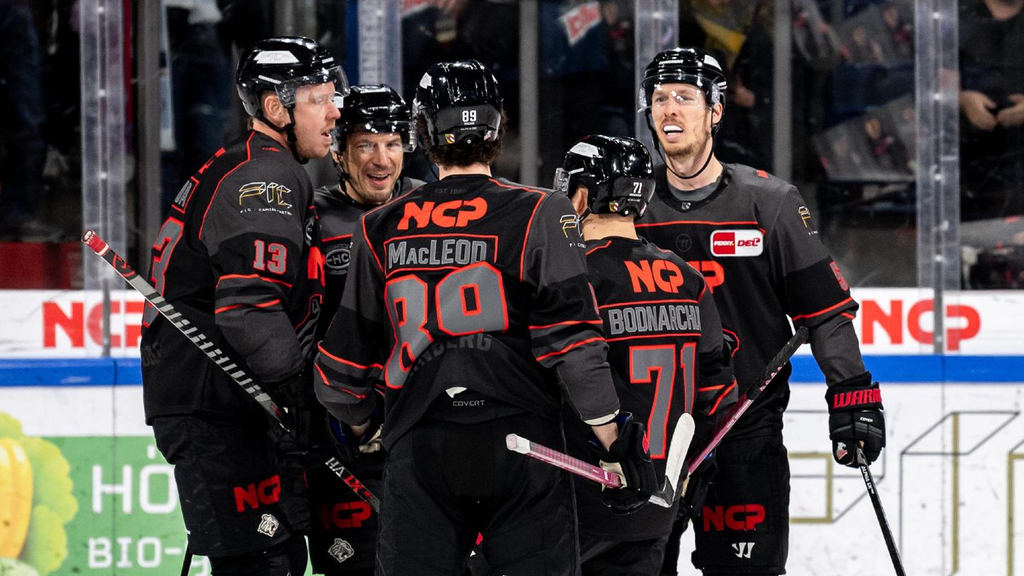 Jubeltraube: Zum ersten Mal in der laufenden Saison können die Ice Tigers zwei Sieg an einem Wochenende feiern.
Jubeltraube: Zum ersten Mal in der laufenden Saison können die Ice Tigers zwei Sieg an einem Wochenende feiern.