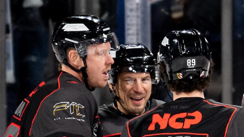 Zuletzt nicht im Training: Ryan Stoa (links) fiel mit einem Magen-Darm-Virus aus, Patrick Reimer (Mitte) mit Rückenbeschwerden. Zuletzt nicht im Training: Ryan Stoa (links) fiel mit einem Magen-Darm-Virus aus, Patrick Reimer (Mitte) mit Rückenbeschwerden.