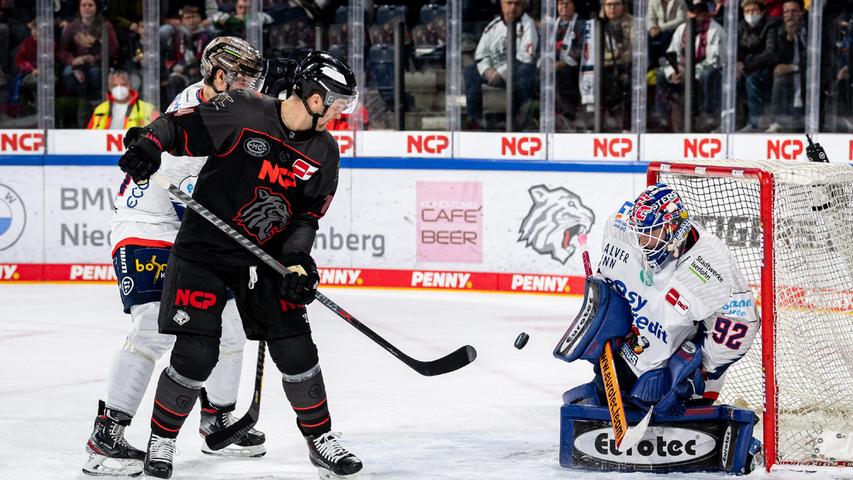 Arbeitsreich: Iserlohns Torhüter Andy Jenike hatte einiges tu tun. Hier wird er von Ice Tiger Dane Fox (schwarzes Trikot) bedrängt.