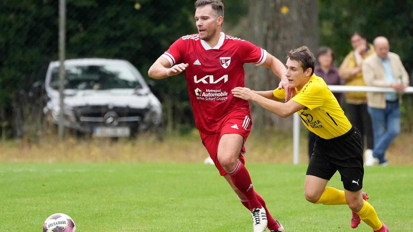 Immer noch eine Naturgewalt: Spielertrainer Christian Eigler (links) kämpft mit dem SV Unterreichenbach um den Landesliga-Aufstieg.   