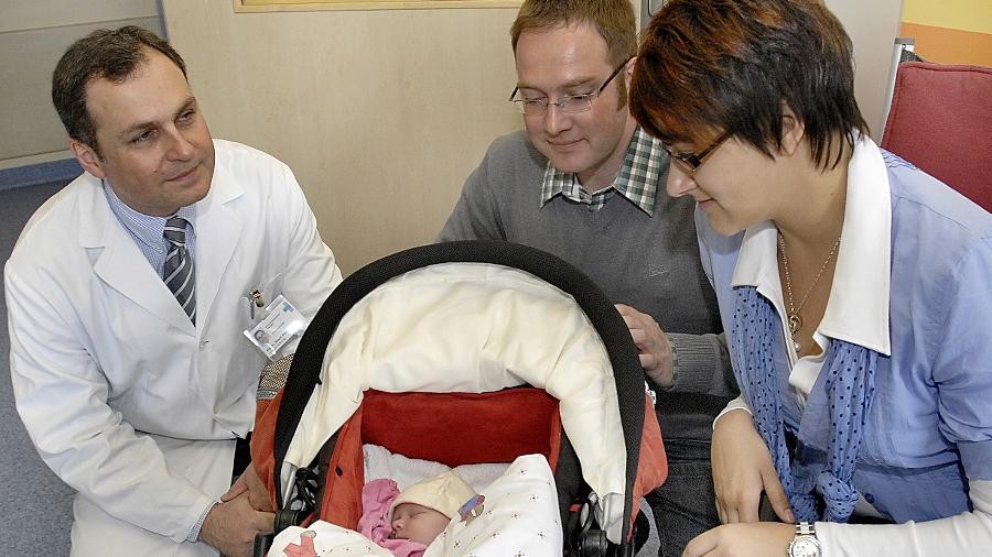Selig schläft die Hauptperson: die kleine Franziska mit ihren Eltern Stefan und Eva-Maria und dem Herzchirurgen Professor Robert Cesnjevar, der mit seinem Team die neue Behandlungsmethode entwickelt hat. Selig schläft die Hauptperson: die kleine Franziska mit ihren Eltern Stefan und Eva-Maria und dem Herzchirurgen Professor Robert Cesnjevar, der mit seinem Team die neue Behandlungsmethode entwickelt hat.