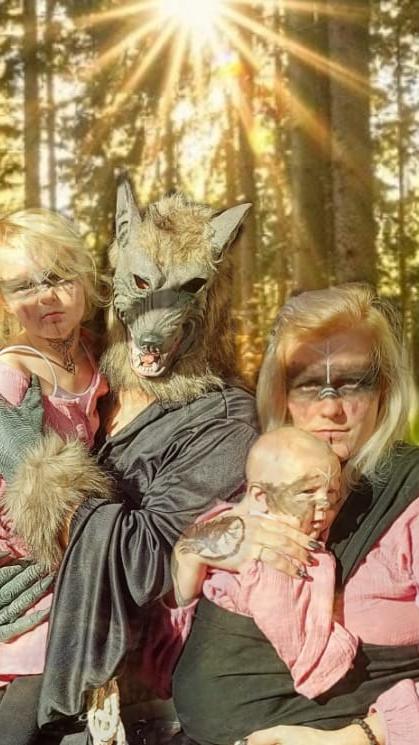 Alena Stelling machte mit ihrer Familie einen Wald-Ausflug im Halloween-Outfit.