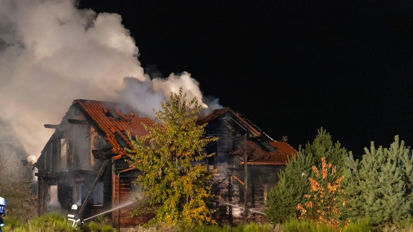 Flammen schießen aus Holzhaus: Feuerwehr kämpft über Stunden gegen Brand