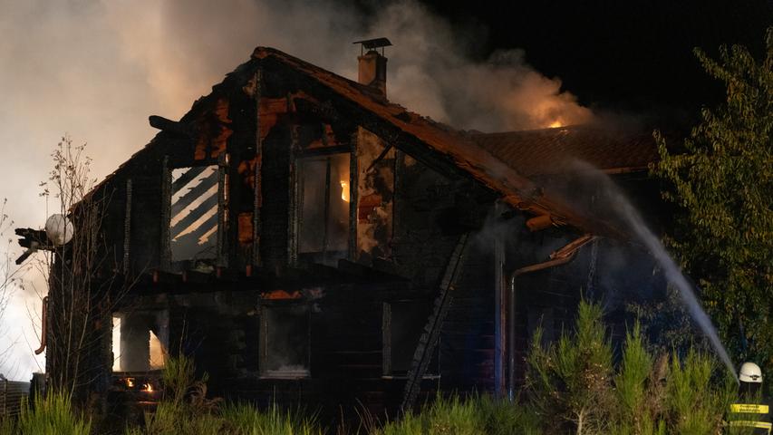 Flammen schießen aus Holzhaus: Feuerwehr kämpft über Stunden gegen Brand