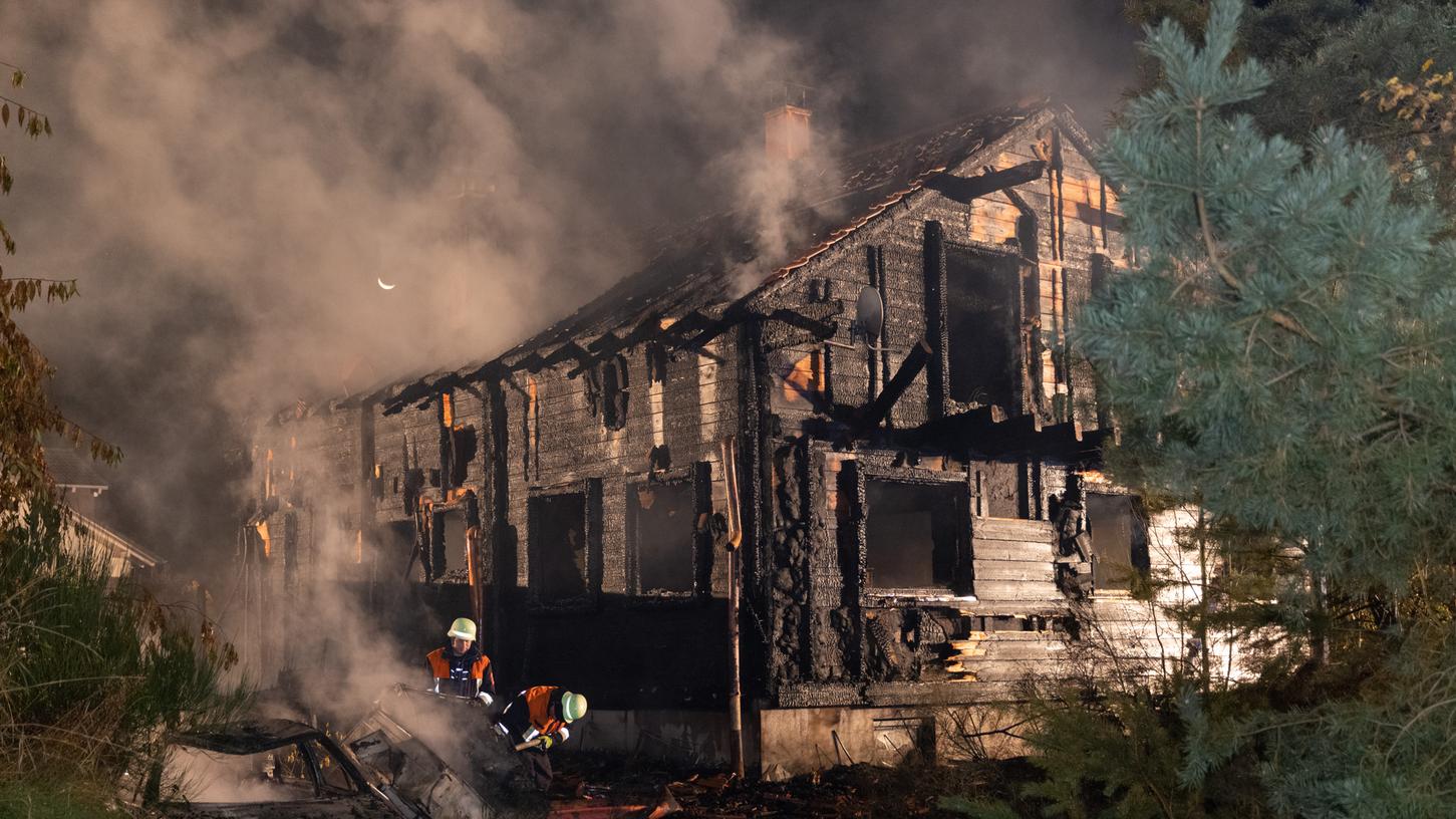 Das Haus wurde bei dem Brand schwer beschädigt. 