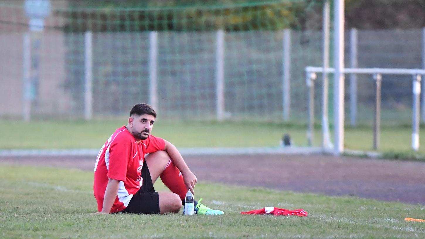 Ratlosigkeit und Frust: Süleyman Gül vom SV DJK Eggolsheim sinkt nach Abpfiff enttäuscht auf den Boden.