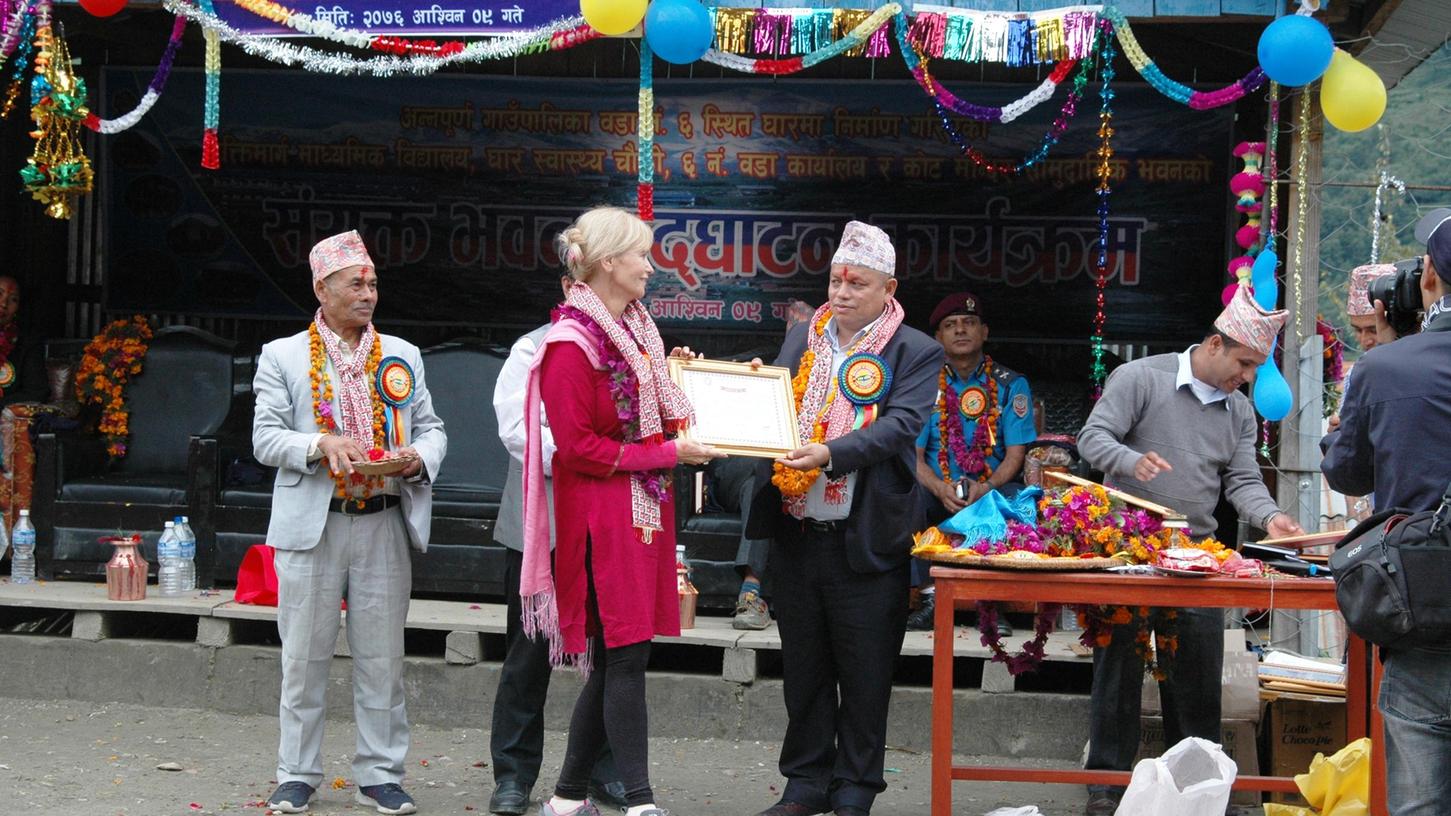 Margit Eggemann beim Besuch in Nepal.