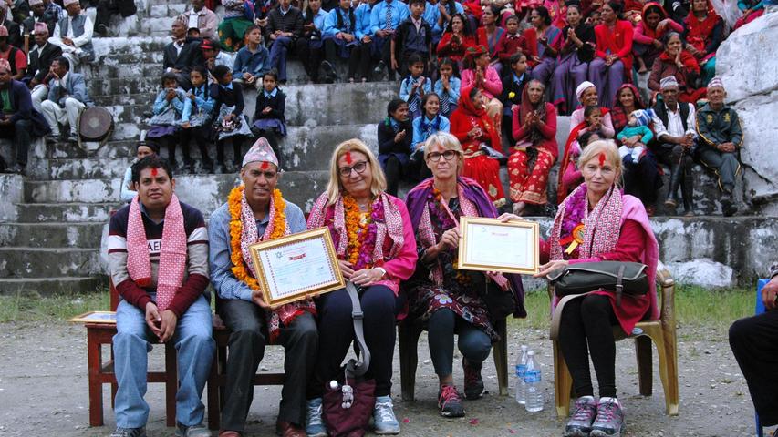 Mitglieder der Himalaya-Friends besuchen die Schul-Neueröffnung in Ghara.