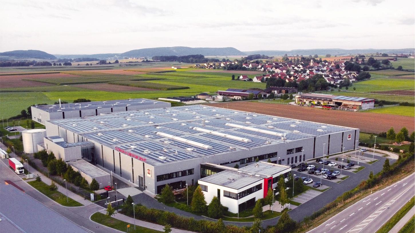 Rund zwei Fußballfelder groß ist die neue Photovoltaik-Anlage auf der Halle von Gutmann Aluminium Draht in Weißenburg. Sie deckt in Zukunft rund 30 Prozent des gesamten Strombedarfs des Unternehmens.