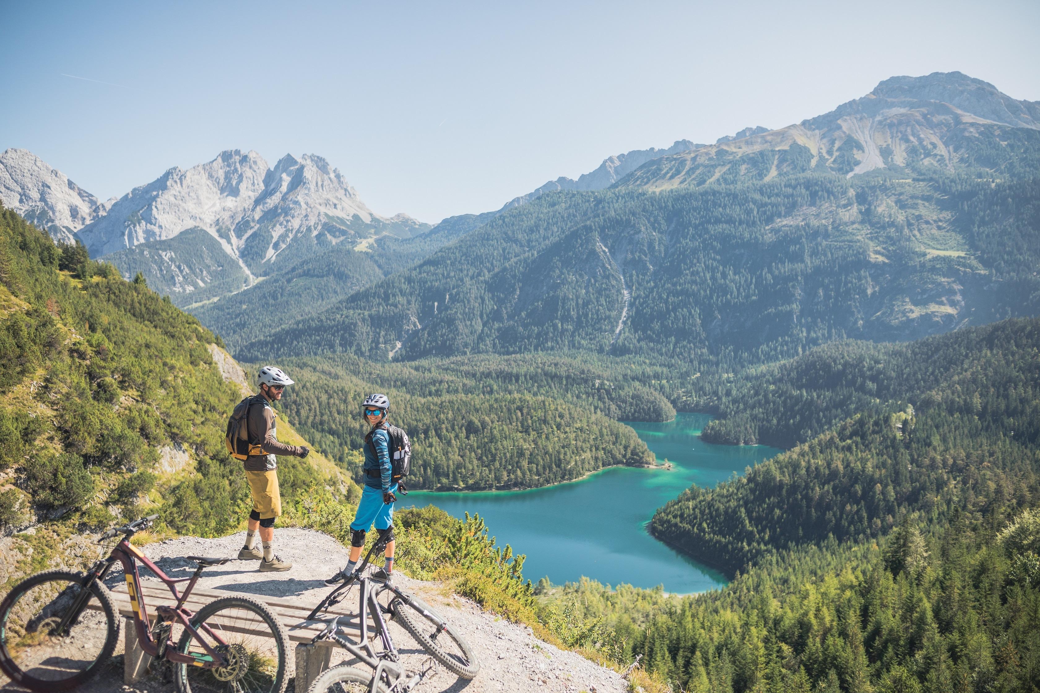 Ob mit dem Mountainbike oder zu Fuß: Der Blindsee in der Tiroler Zugspitz Arena liegt eingebettet in einer atemberaubenden Bergkulisse.
Ob mit dem Mountainbike oder zu Fuß: Der Blindsee in der Tiroler Zugspitz Arena liegt eingebettet in einer atemberaubenden Bergkulisse.