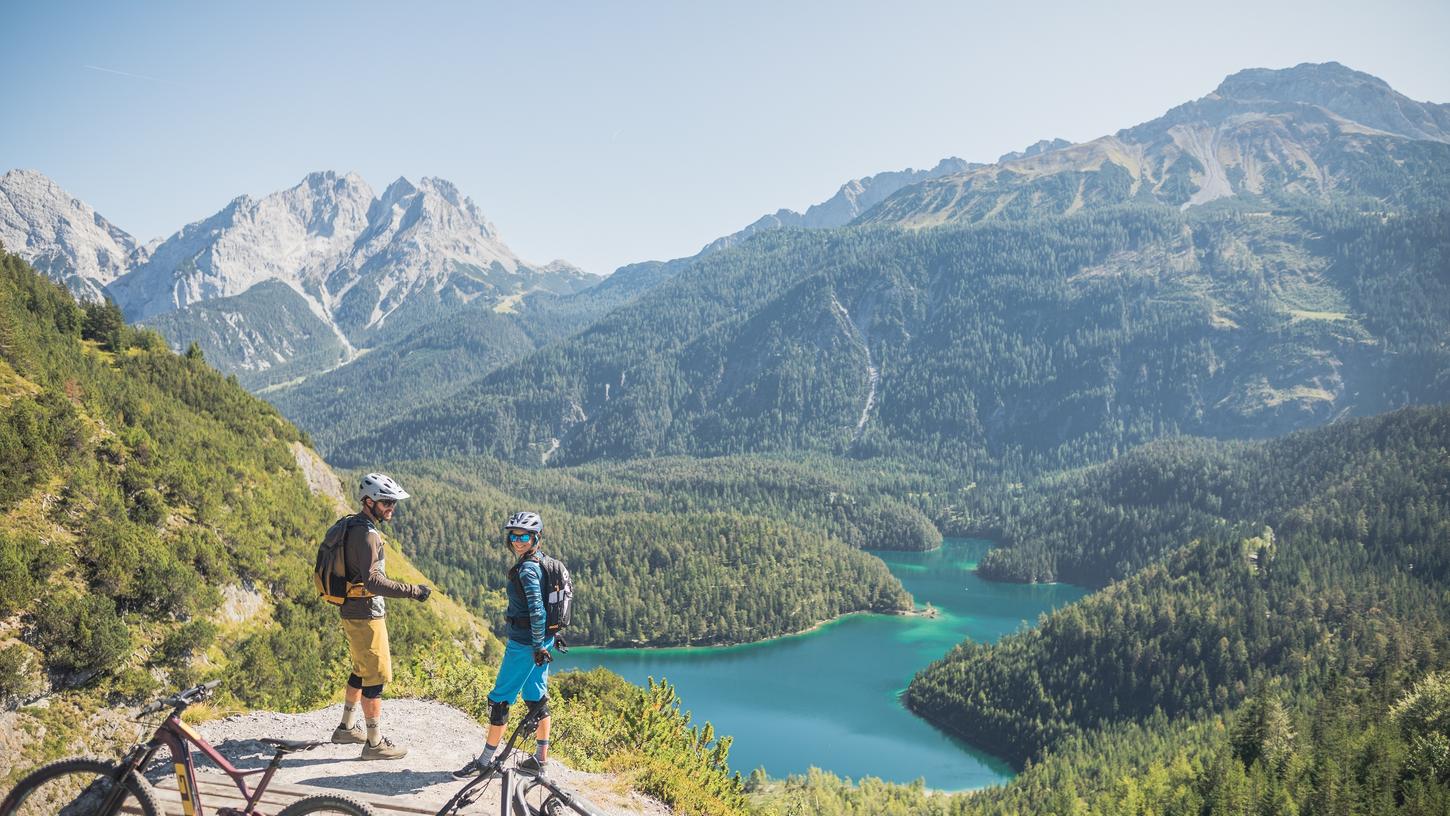 Ob mit dem Mountainbike oder zu Fuß: Der Blindsee in der Tiroler Zugspitz Arena liegt eingebettet in einer atemberaubenden Bergkulisse. 

