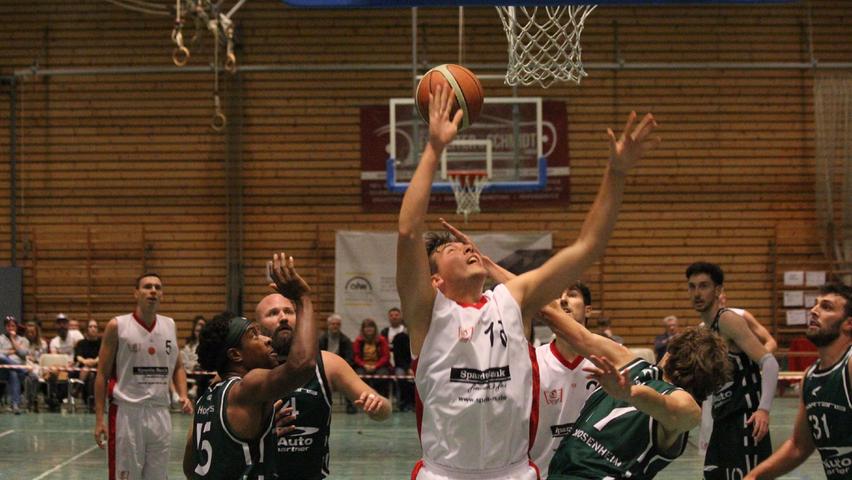 Klarer Heimsieg für die VfL-Baskets: Die Treuchtlinger (in Weiß) setzten sich gegen den SB/DJK Rosenheim mit 106:77 durch und bauten damit ihre gute Startserie auf drei Siege aus drei Spielen aus.