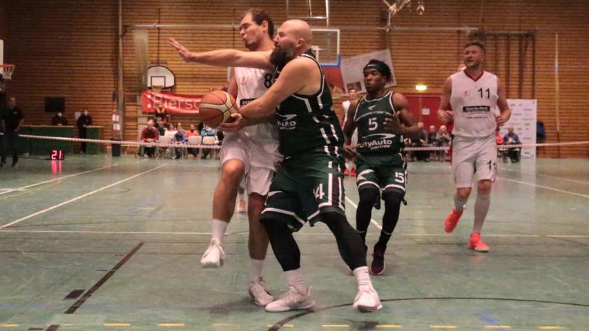 Klarer Heimsieg für die VfL-Baskets: Die Treuchtlinger (in Weiß) setzten sich gegen den SB/DJK Rosenheim mit 106:77 durch und bauten damit ihre gute Startserie auf drei Siege aus drei Spielen aus.