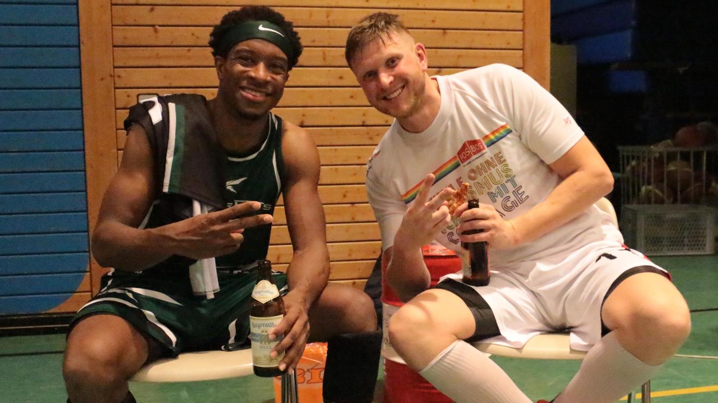 Die beiden Topscorer nach dem Spiel beim gemeinsamen Bierchen: Rosenheims Jguwon Hogges (links, 31 Punkte) und Treuchtlingens Stefan Schmoll (29 Punkte).
Die beiden Topscorer nach dem Spiel beim gemeinsamen Bierchen: Rosenheims Jguwon Hogges (links, 31 Punkte) und Treuchtlingens Stefan Schmoll (29 Punkte).