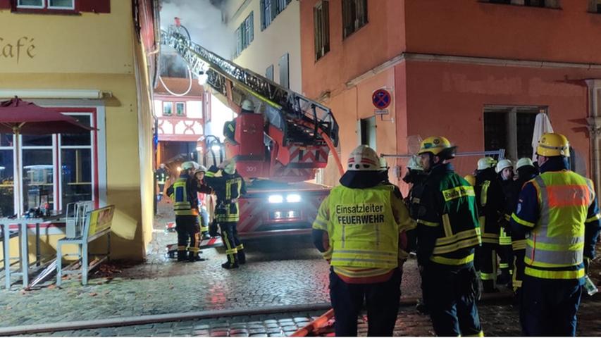 Die Polizei geht derzeit davon aus, dass das Feuer aus bislang unbekannter Ursache im Erdgeschoss ausgebrochen war und danach auf den Dachstuhl übergriff. 