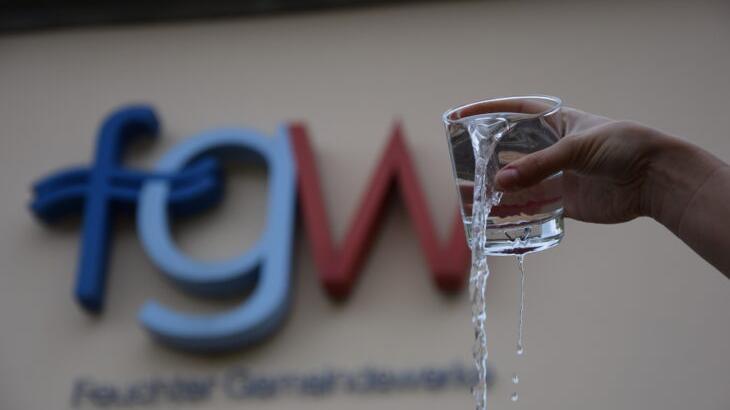 Ab 1. Januar müssen die Feuchter Bürger mehr für ihr Trinkwasser bezahlen. Die Grundgebühr steigt von 30 auf 42 Euro. Ab 1. Januar müssen die Feuchter Bürger mehr für ihr Trinkwasser bezahlen. Die Grundgebühr steigt von 30 auf 42 Euro.
