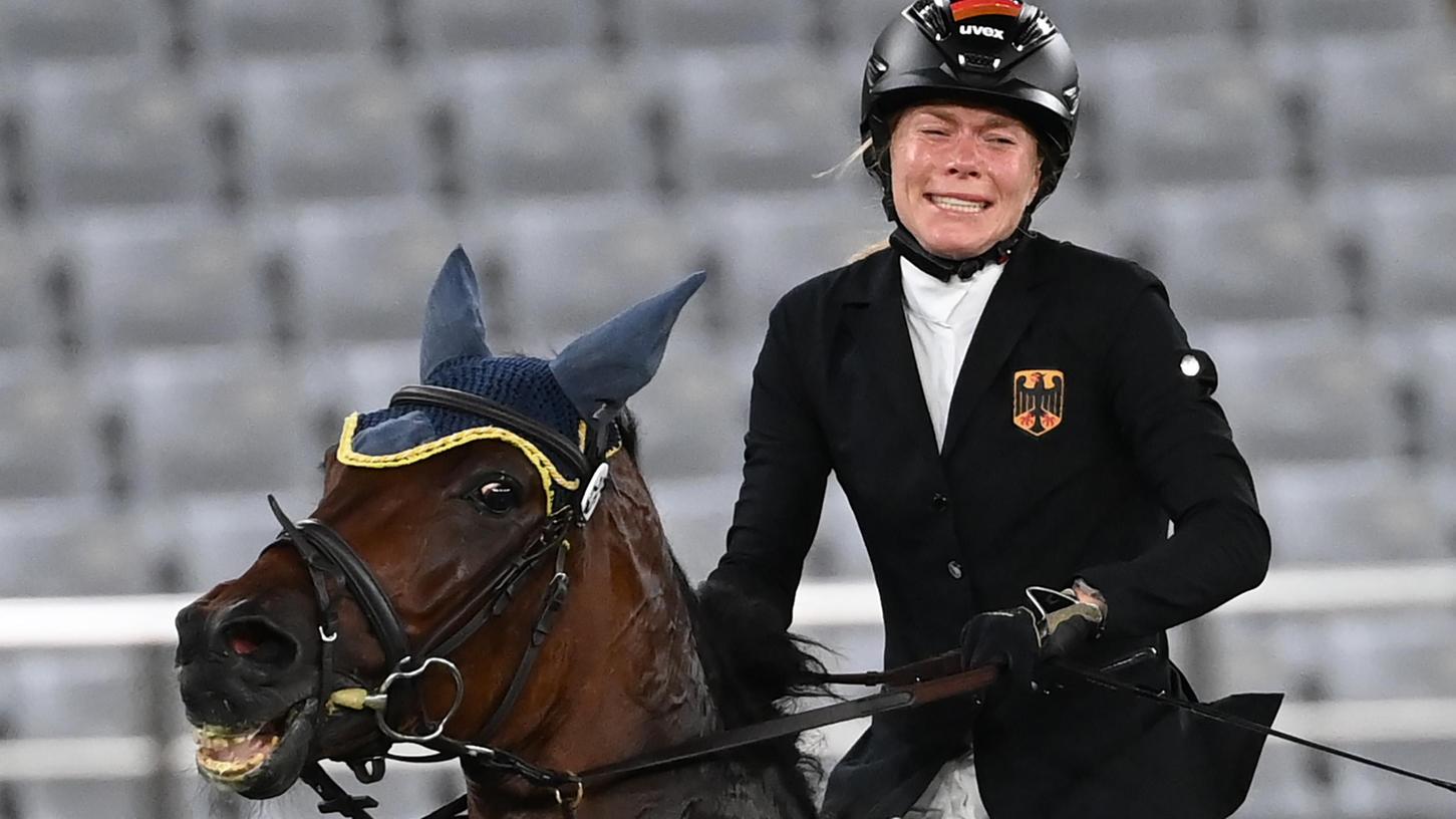 Die deutsche Reiterin Annika Schleu nach ihrer Disqualifikation im Modernen Fünfkampf bei den Olympischen Spielen 2020 in Tokio.