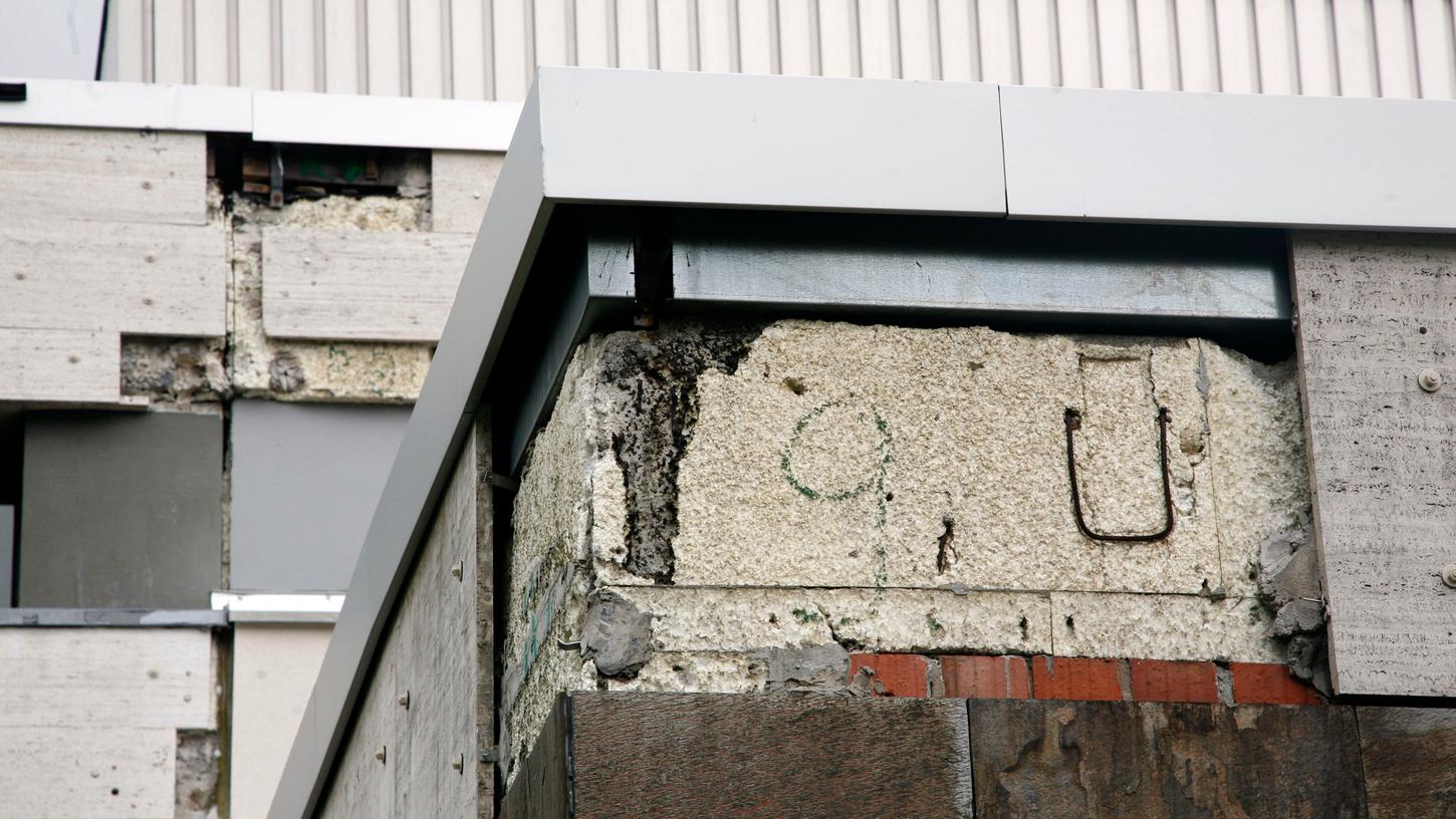 Nicht nur die Fassade bröckelt: Nürnbergs Konzertveranstalter kritisieren auch die inneren Qualitäten der Meistersingerhalle heftig.