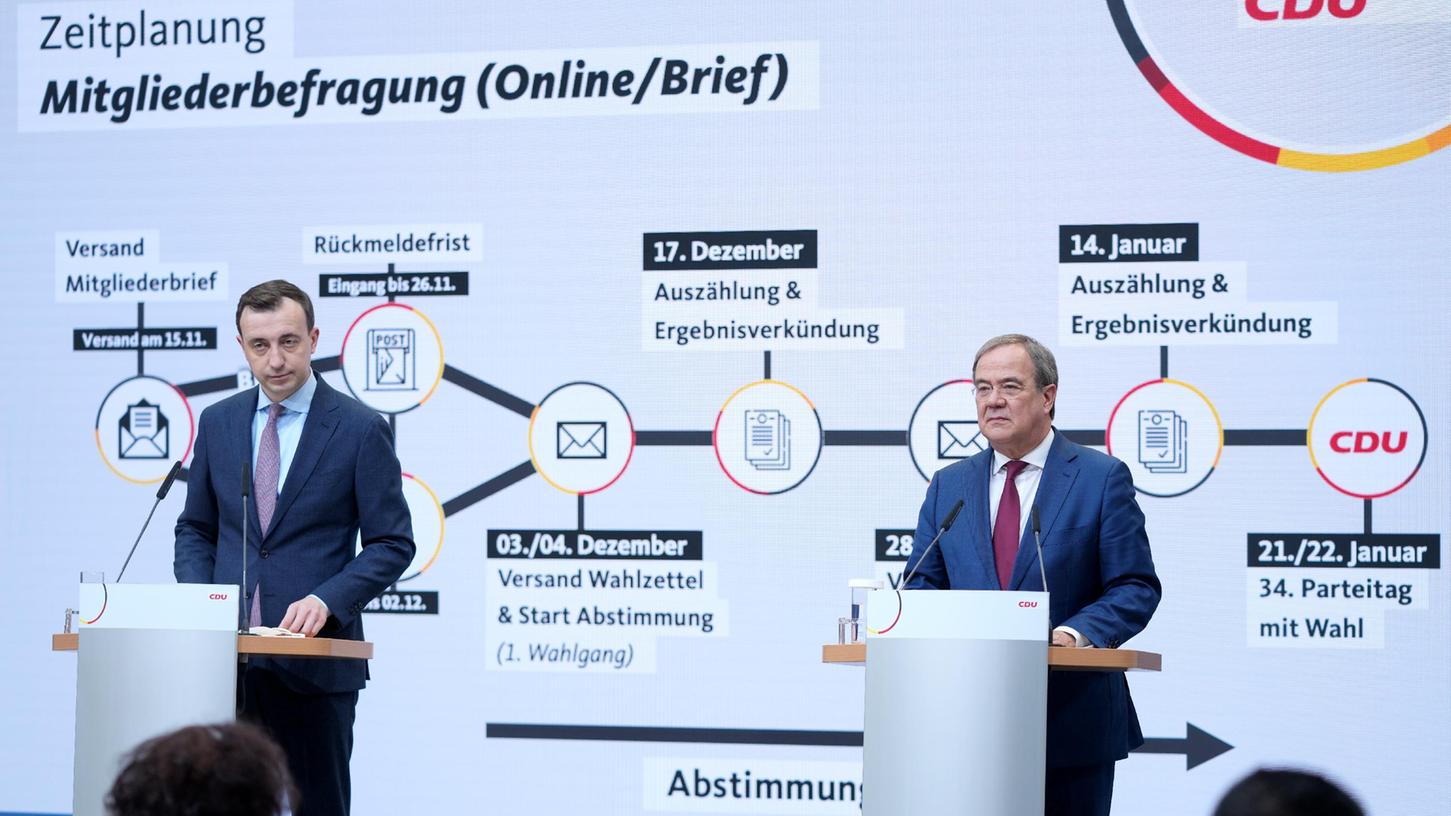 Der scheidende CDU-Parteichef Armin Laschet (re.) und Generalsekretär Paul Ziemiak erklären, wie die Neuwahl der Führungsspitze vonstatten gehen soll.
