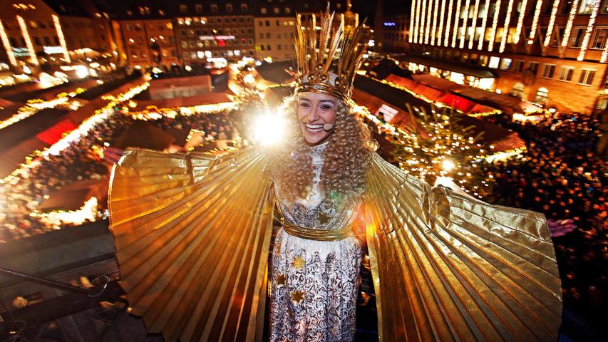 Auftritt mit Kultcharakter: das Christkind hoch oben über seinem Markt.
Auftritt mit Kultcharakter: das Christkind hoch oben über seinem Markt.