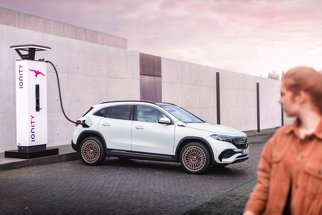 Gleichstrom aus der DC-Säule holt sich der EQA mit bis zu 100 kW, weil die Ladekurve dabei nur langsam abflacht, ist der Akku in einer halben Stunde von 10 auf 80 Prozent gebracht.