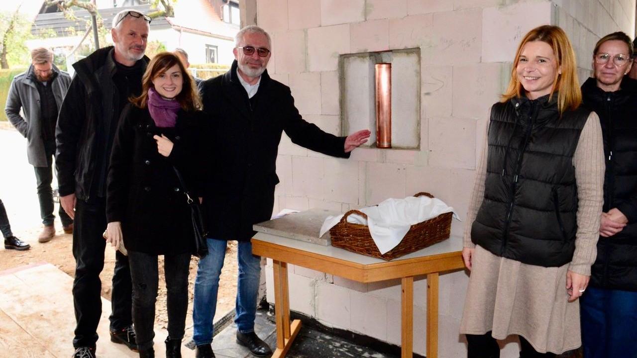 Grundsteinlegung für die neue evangelische Kita in Unterreichenbach (von links): Die Architekten Martin Dotterweich-Bort und Laura Rodriguez, Pfarrer Werner Konnerth sowie Steffi Osterrieder (Leiterin des Hauses für Kinder). Grundsteinlegung für die neue evangelische Kita in Unterreichenbach (von links): Die Architekten Martin Dotterweich-Bort und Laura Rodriguez, Pfarrer Werner Konnerth sowie Steffi Osterrieder (Leiterin des Hauses für Kinder).