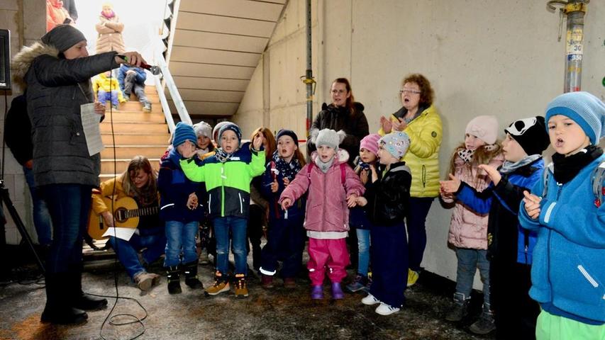 Zur Grundsteinlegung gab es auch ein Lied der Kindergartenkinder.